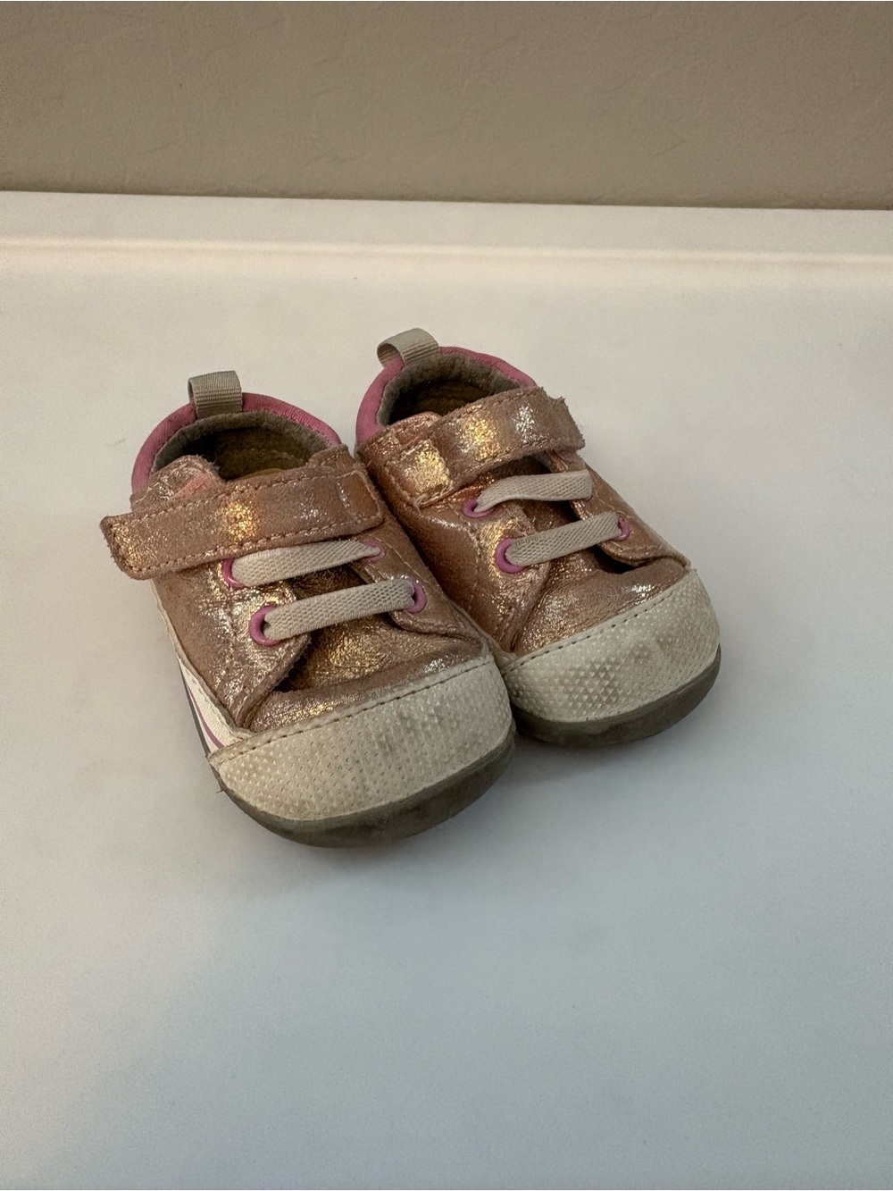 See Kai Run Baby Girls' Stevie II INF shimmer rose gold Sneakers size 4